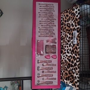 Heartstopper Glitz Glam makeup brush set